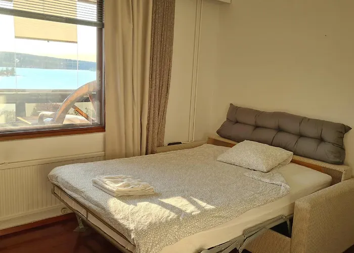 3-Bedroom Lake View And Near Center Apartment With Sauna